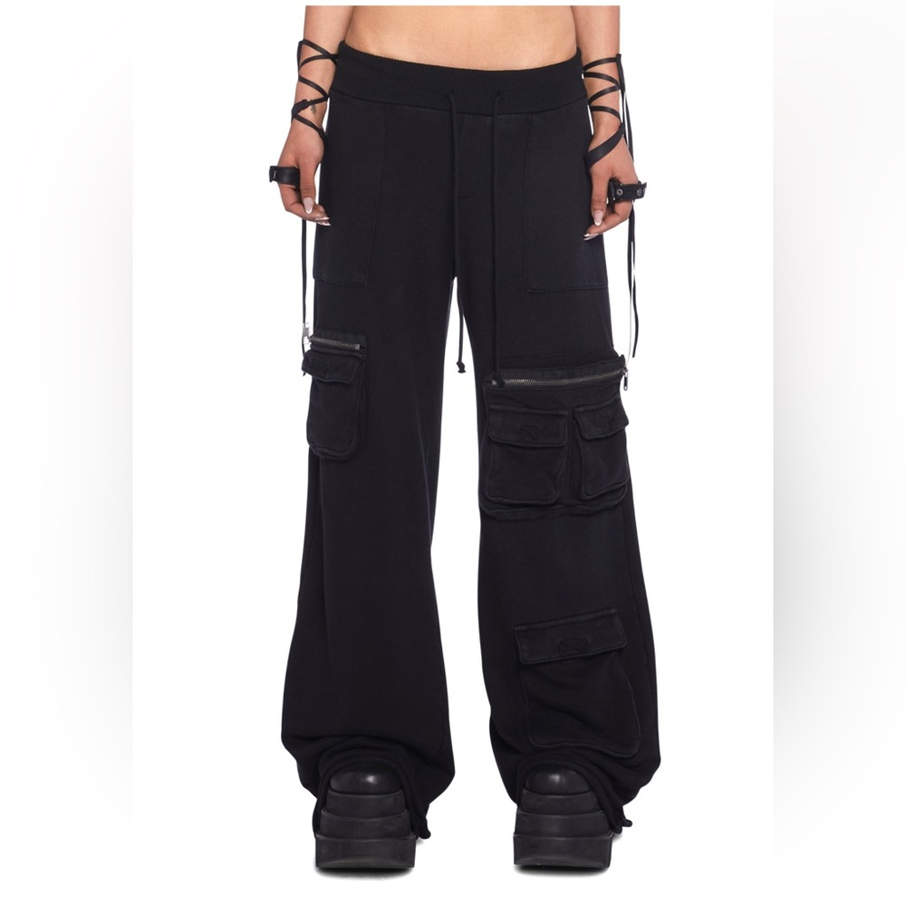 Black Wide-Leg Cargo Pants for Women - Picture 2 of 6